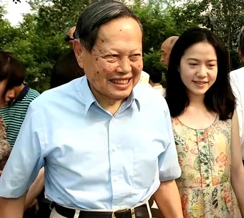 诺兰可以拍奥本海默，
我们也可以拍杨振宁教授！
无论从他的成就，地位，做出的贡献