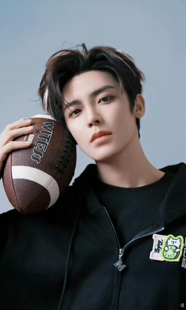 侯明昊直播澄清剧内关系必须夸夸侯明昊，其他女性角色只出于道义帮扶毫无情愫，男女主