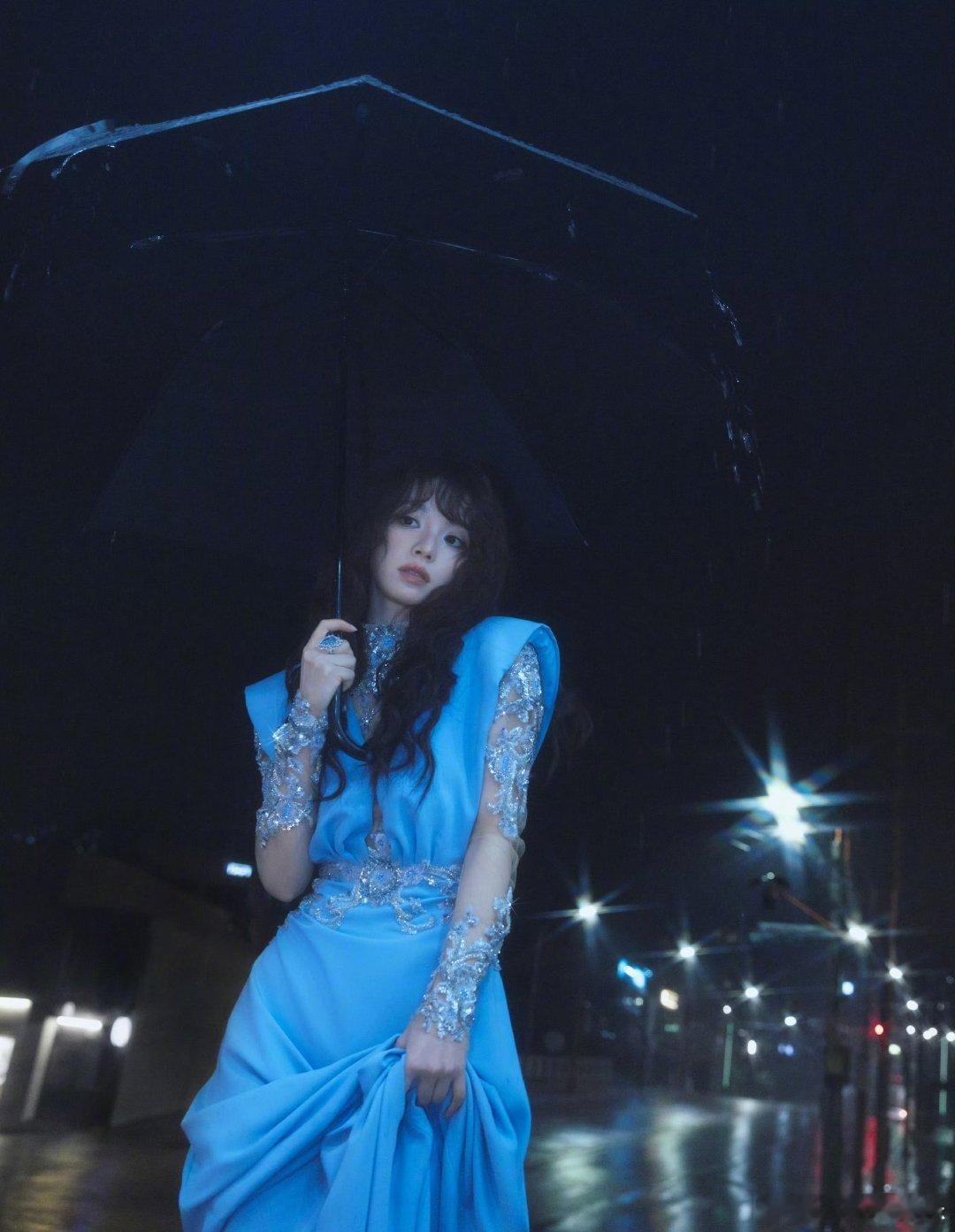 田曦薇好一朵蓝色妖姬雨夜釜山红毯，田曦薇冰蓝钻裙造型出圈。冷艳卷发搭配清透冰蓝礼
