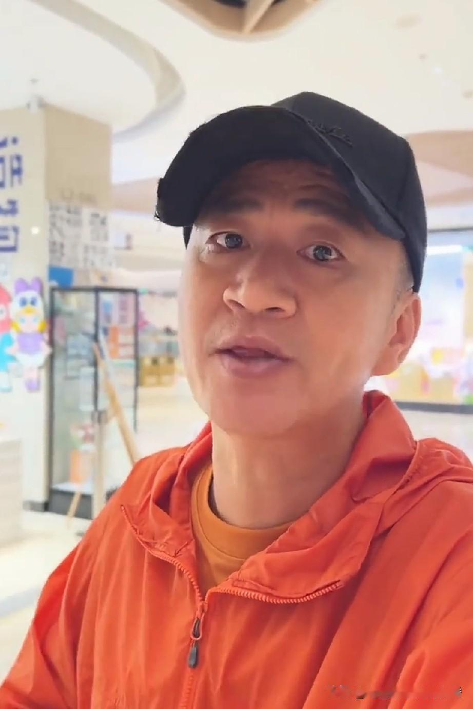 李嘉明的竖频短剧已经在夏县老家隆重开机了，李嘉明既是老板又是主演，他向大家展示了