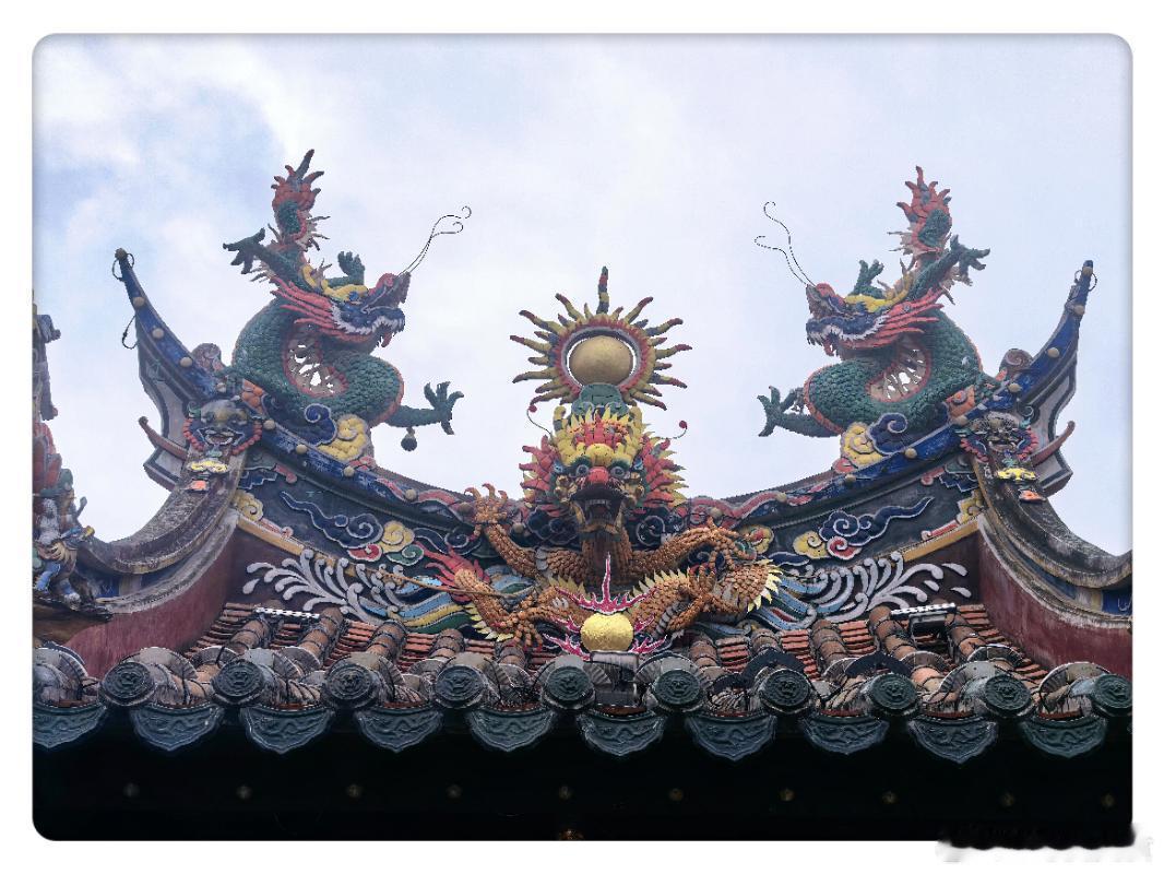 我这儿晚饭都吃完了传说中的台风和大暴雨也没来，现在泉州断断续续下毛毛雨，潮乎乎的