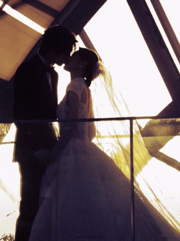 赵小童吃席都在看骄阳似我骄阳似我 笑晕！赵小童吃席都不忘紧盯屏幕追《骄阳似我》，