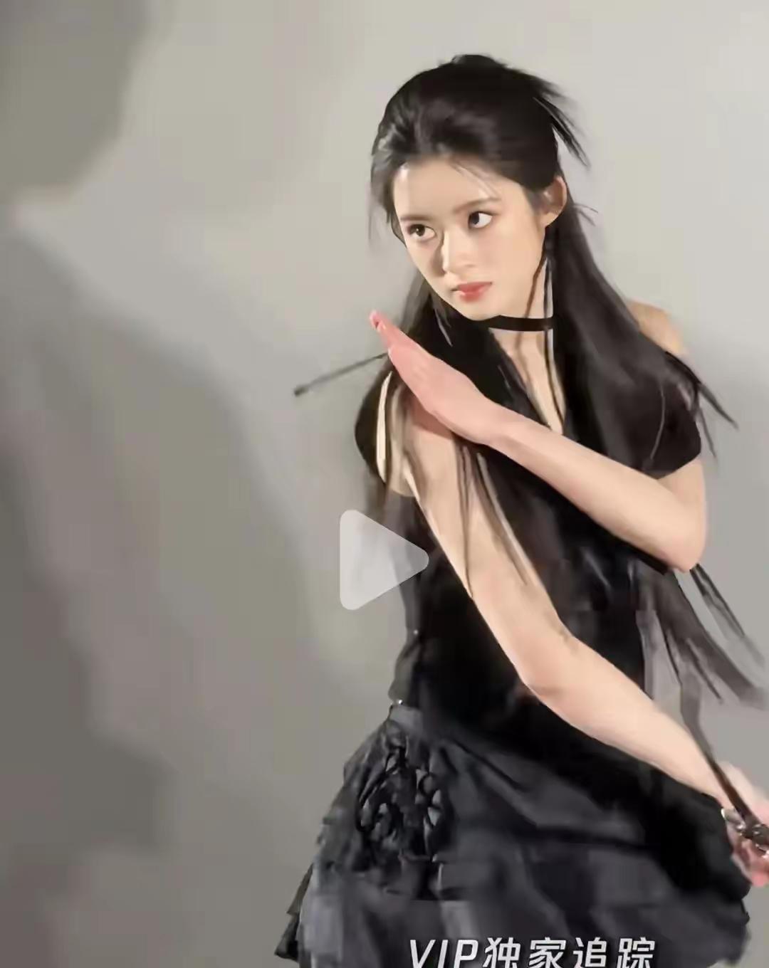 我在想为什么最近娱乐圈老是出事？先是有粉底液将军，后来又出了这么个丫头，带出天价