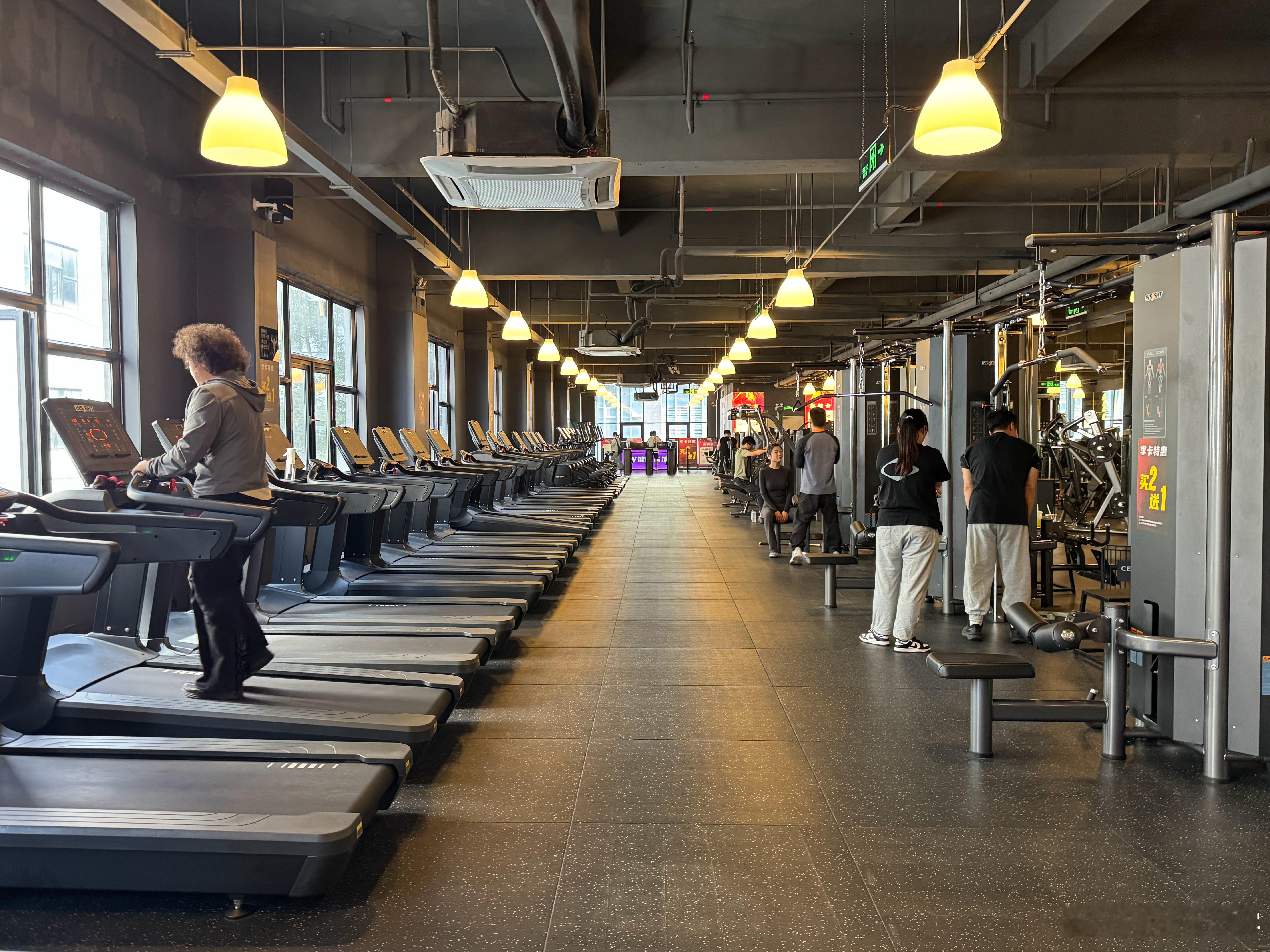 本周第四练🏋️上个月办的月卡还有两天过期….所以我竟然已经连续锻炼一个月了….