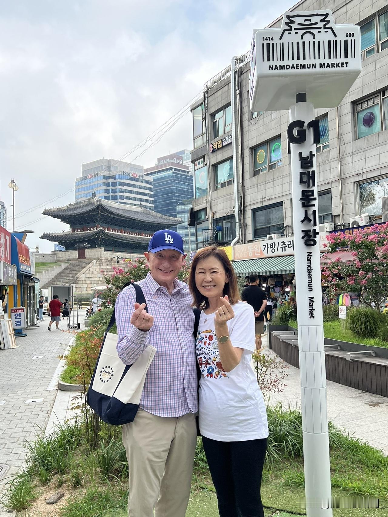 寻找儿时记忆，带着老公逛首尔。美国驻韩大使朴银珠刚上任，就迫不及待的带着老公逛首