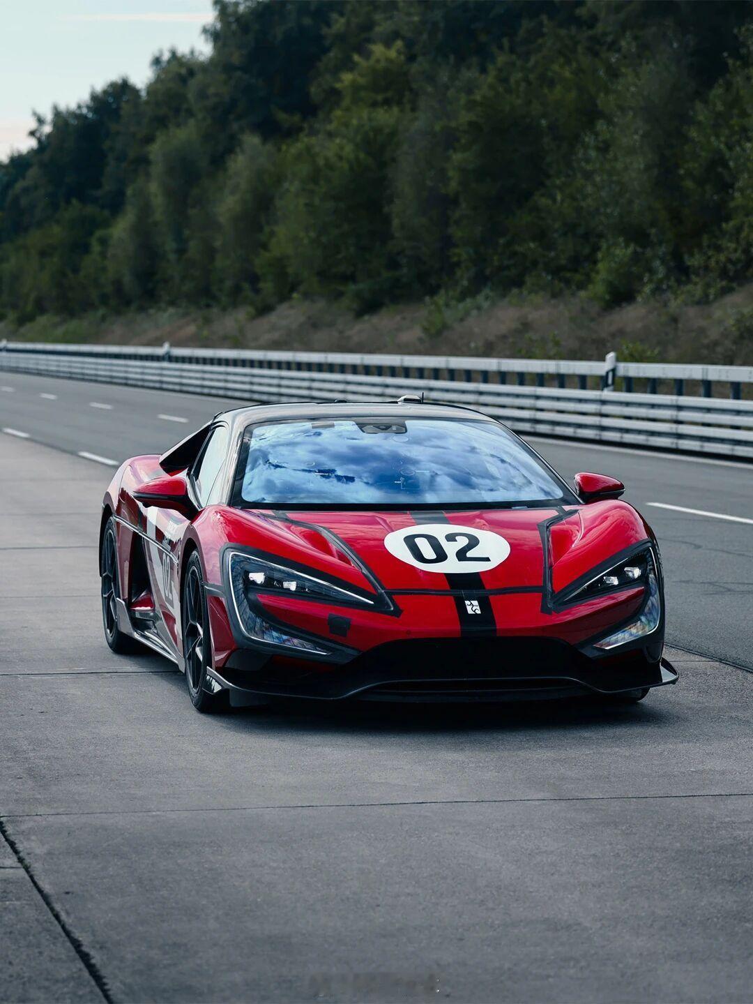 比亚迪的仰望U9 Xtream赛道版售价1888万。这个售价，比亚迪想的就是把它