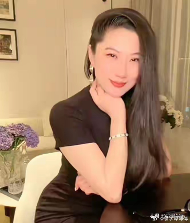 这年头笑贫不笑娼！一个花季少女因为钱去陪睡一个可以做她爷爷的男人，她不以为耻反以