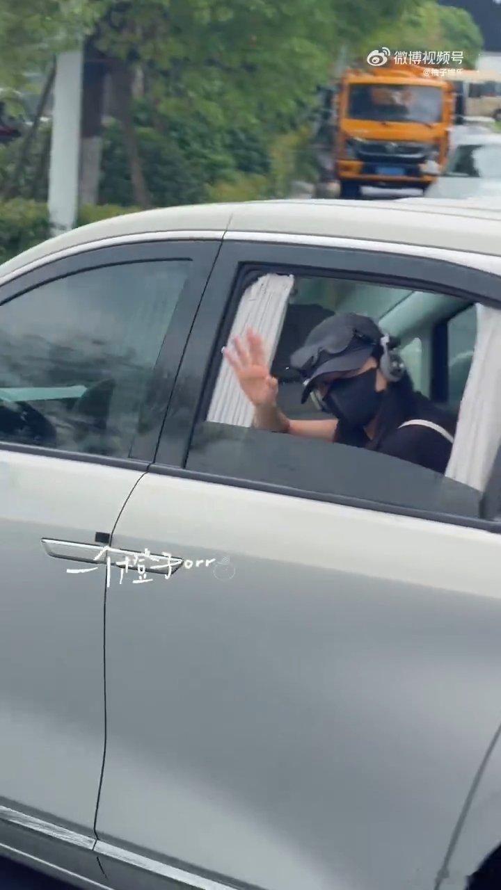 白鹿白鹿包上挂了叶璃玩偶白鹿即将录制跑男最后一期 白鹿到达杭州路透即将录制跑男最