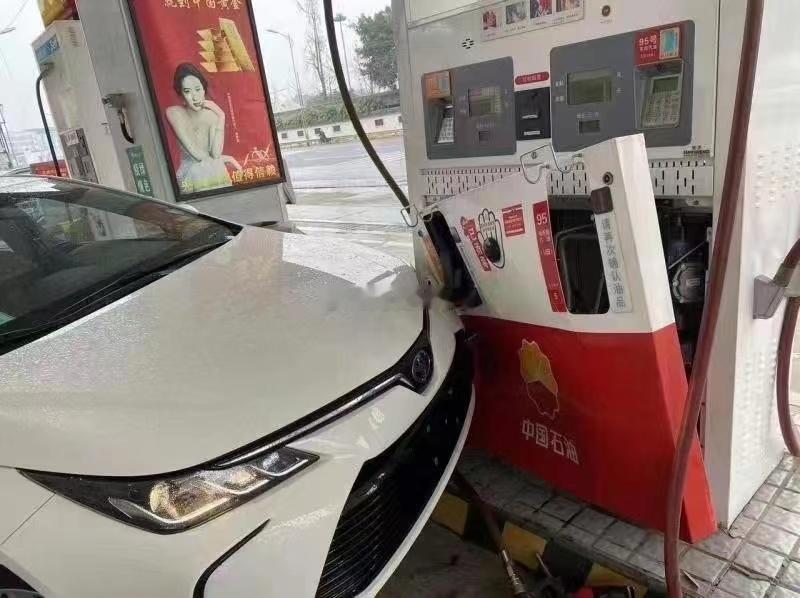 卡罗拉撞加油站~~~这得赔人家多少钱啊？？？ 海阔试车超话