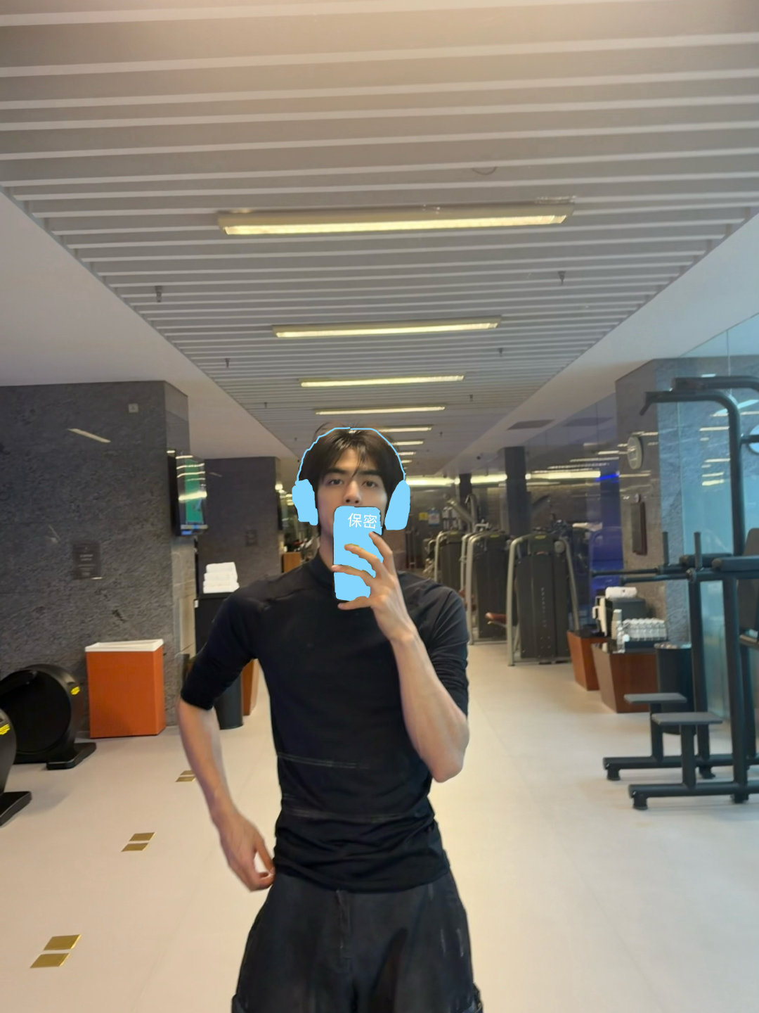 宋威龙托脸自拍宋威龙托脸自拍这个帅啊！！！顶级建模脸就这么无惧角度～