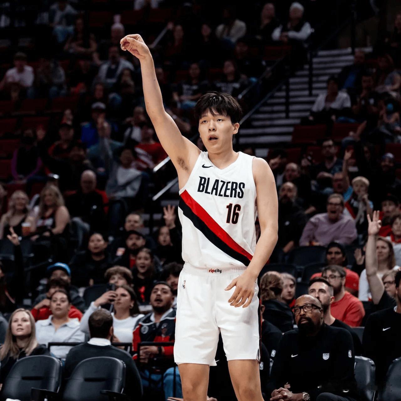 杨瀚森NBA常规赛首秀，这关注度可拉满了，某体育都派专业解说现场直播，规格直逼全