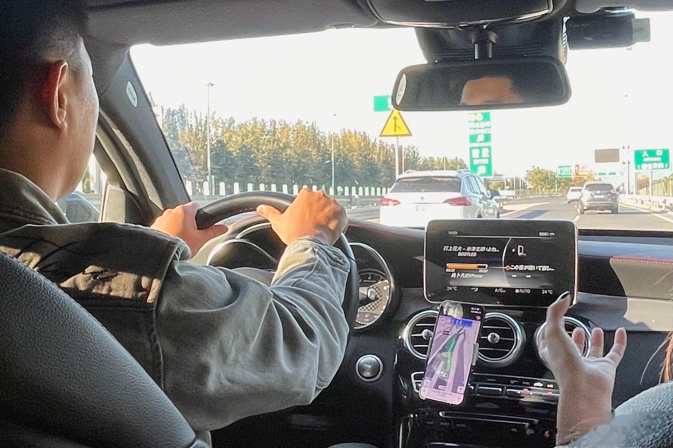 同一条路，10个小时后再次走，最大的感悟：原来汽车可以这么安静。[允悲]#凯文聊
