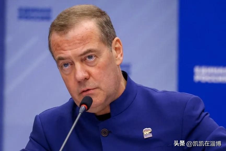 梅德韦杰夫直接把话撂死！美国要是敢把核武器递到乌克兰手里，俄罗斯转头就敢把核技术