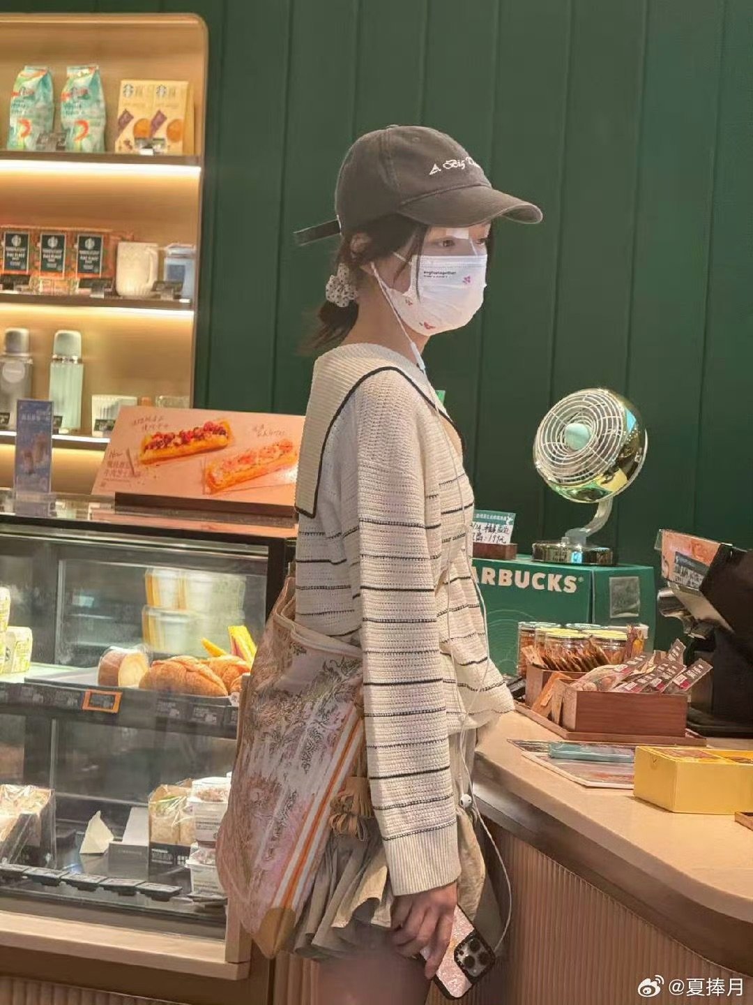 任敏进组新电影任敏进组女字旁任敏又双叒进组啦！看这私服，青春气息溢出屏幕，简直漫