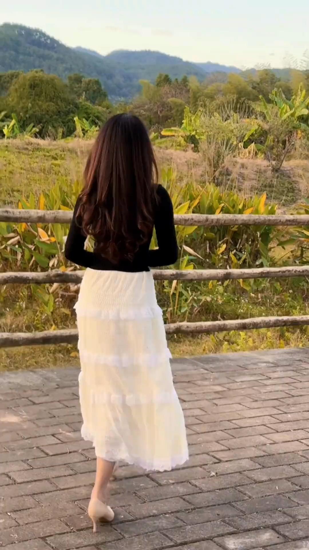 长裙拂绿野，轻步逐风轻。