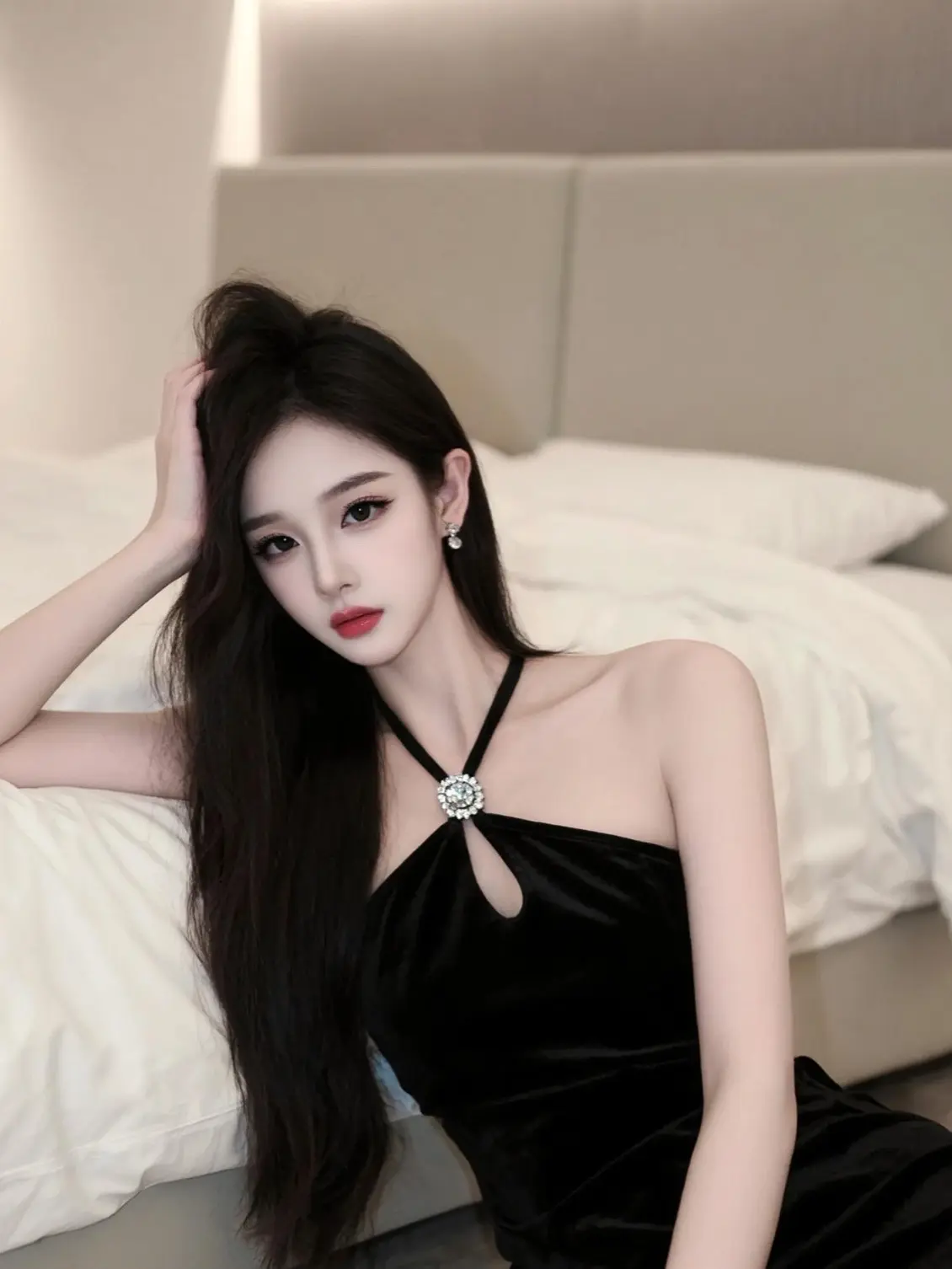 时尚卧室自拍 黑色系御姐穿搭 露肩黑裙搭配 黑色露肩穿搭 御姐风