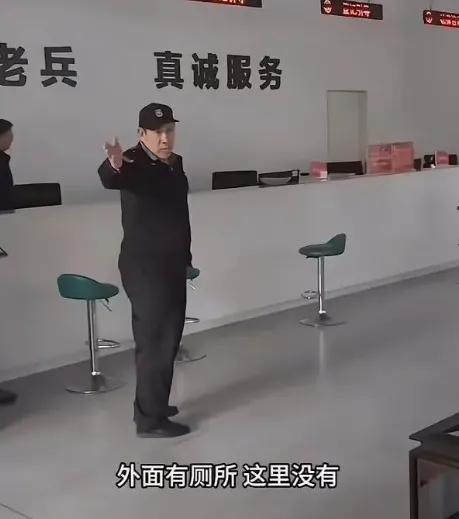 拄着拐杖的老兵，站在情系老兵的标语下，连厕所都进不去...这画面，扎心了！

4