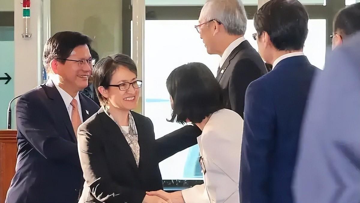自取其辱！萧美琴被当场打脸！“台独”顽固分子萧美琴与林佳龙窜访意大利，妄图制造出