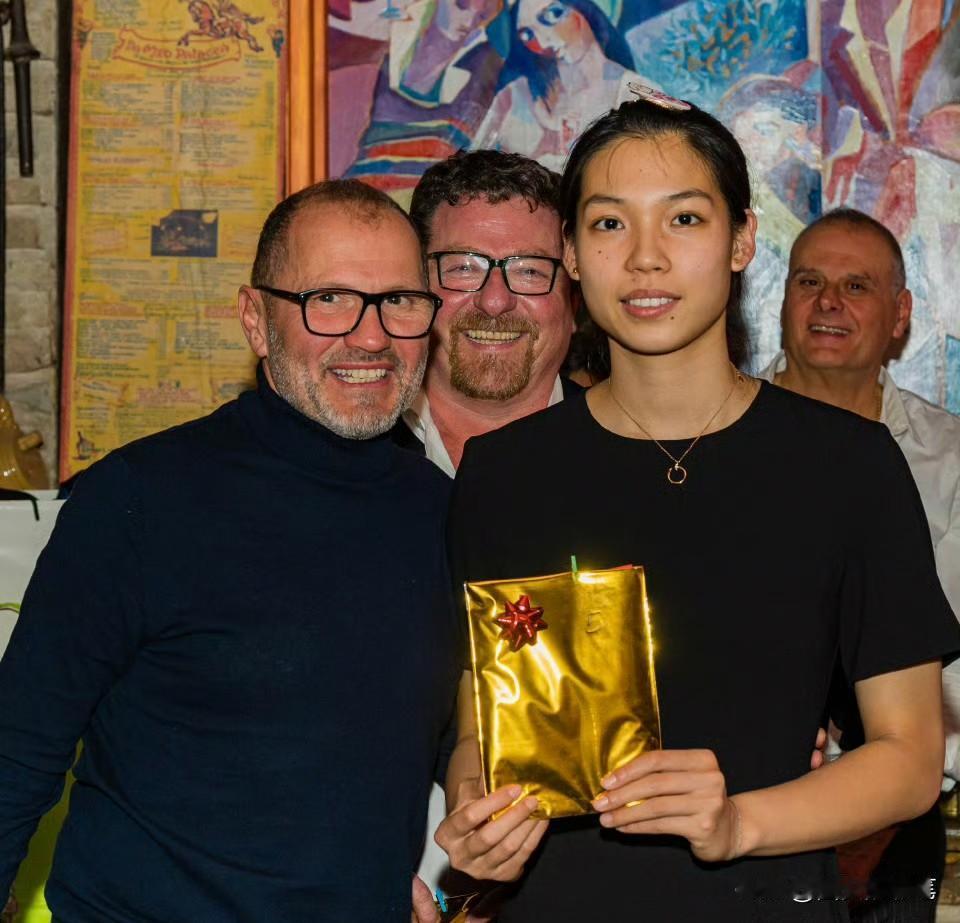 庄宇珊意甲最新合影，非常飒，快进来一起看看[呲牙]
瞧，庄宇珊成了今天合影的绝对