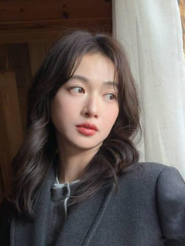 吴谨言被召唤出来了喊更新吴谨言就来了只要我们一直喊，姐姐就一定会出现～吴谨言被成