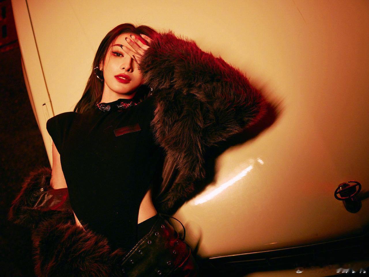 彭小苒镂空连体衣辣成啥了 彭小苒这造型好辣，一袭镂空连体衣配酷飒小皮裙，利落剪裁