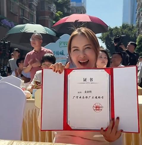 50岁前港姐在广东卖云吞，她直言：比起做女星日子更开心！

 
 
 近日，
 