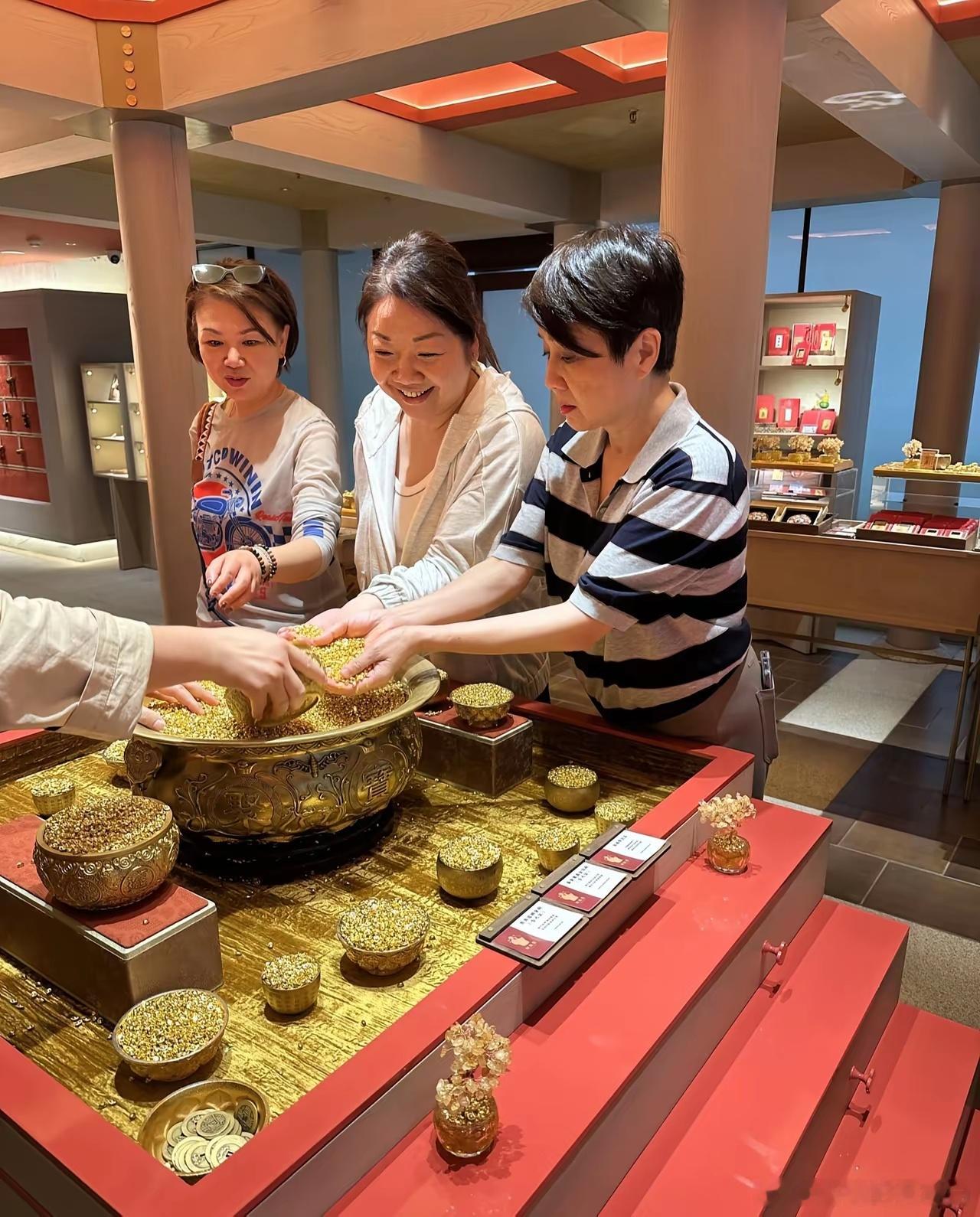 5月15日，赌王四太梁安琪现身广州阿那亚小镇游玩，她特地去拜了财神爷，还买了面包