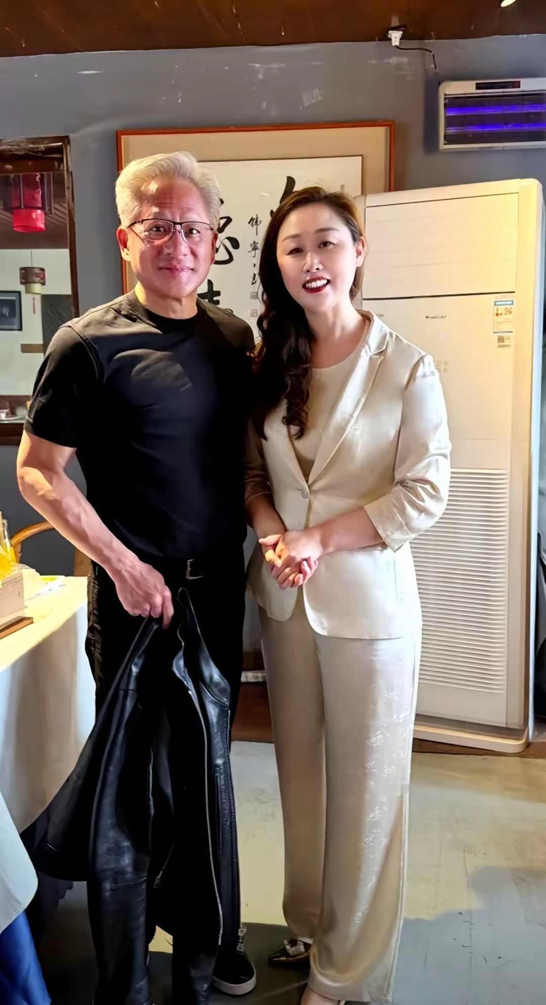 黄仁勋北京低调用餐，庆云楼老板娘凭一张合影火了
 
2026年5月15日，英伟达