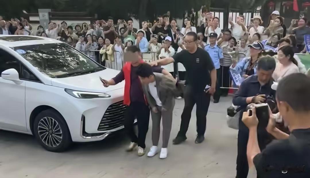 董宇辉为什么深受大众喜欢呢?过气了，也就山西啥时候都慢半拍才请他