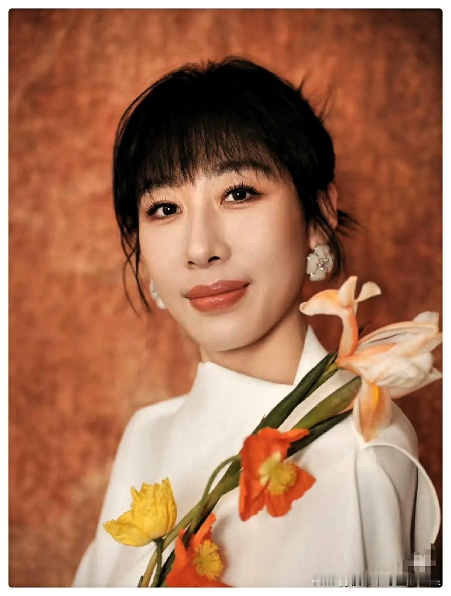 不出意外，
意外又发生了，
东方卫视跨年演唱会上，任素汐登场，而一开唱后，突然发