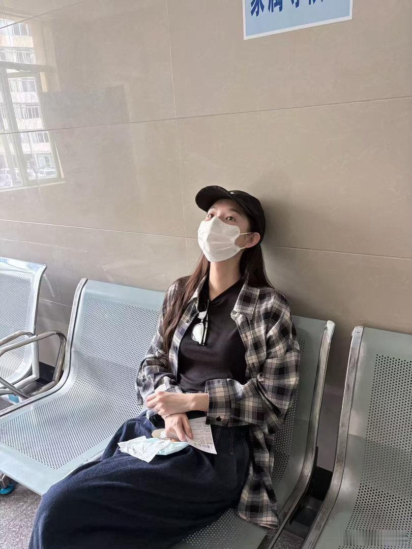 王玉雯急性鼻窦炎王玉雯回应小城春色开机 王玉雯发博说最近得了急性鼻窦炎，还谈到小