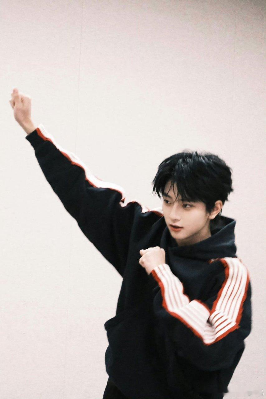 穆祉丞不敢搂师弟 穆祉丞的可爱名场面 + 1！伸手准备搂师弟的动作超自然，结果下