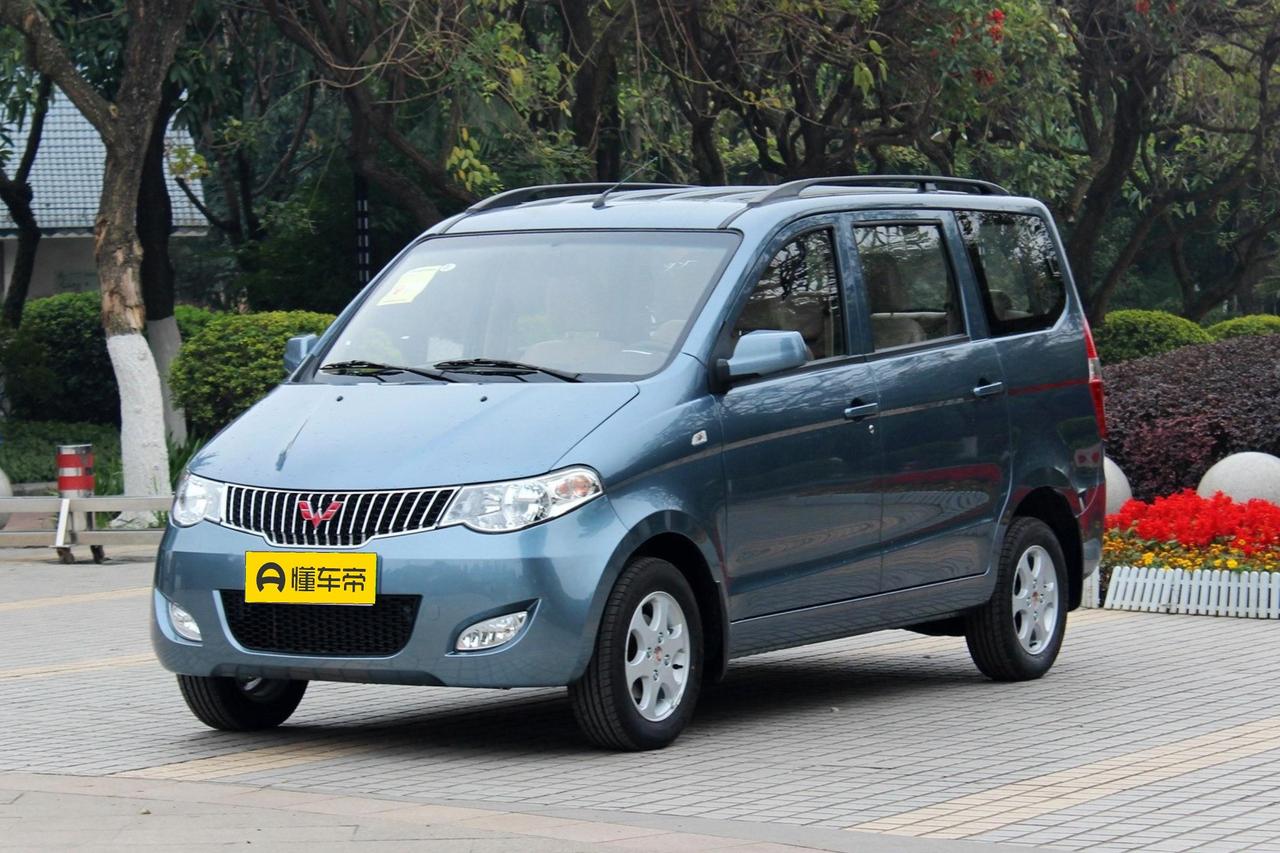 当我开着 2014 款五菱宏光征服 318 国道时，车顶行李架上的自行车和车身上