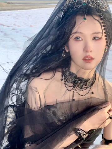 陈都灵深海女王风 这裙子自带发光buff吧？陈都灵往那一站，连空气都变成了海水的