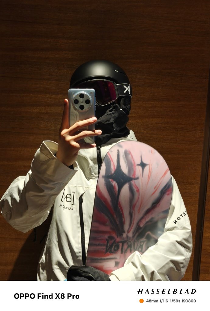 李现滑雪服对镜自拍   李现滑单板摔屁墩了  李现滑雪服对镜自拍，是滑单板摔屁墩