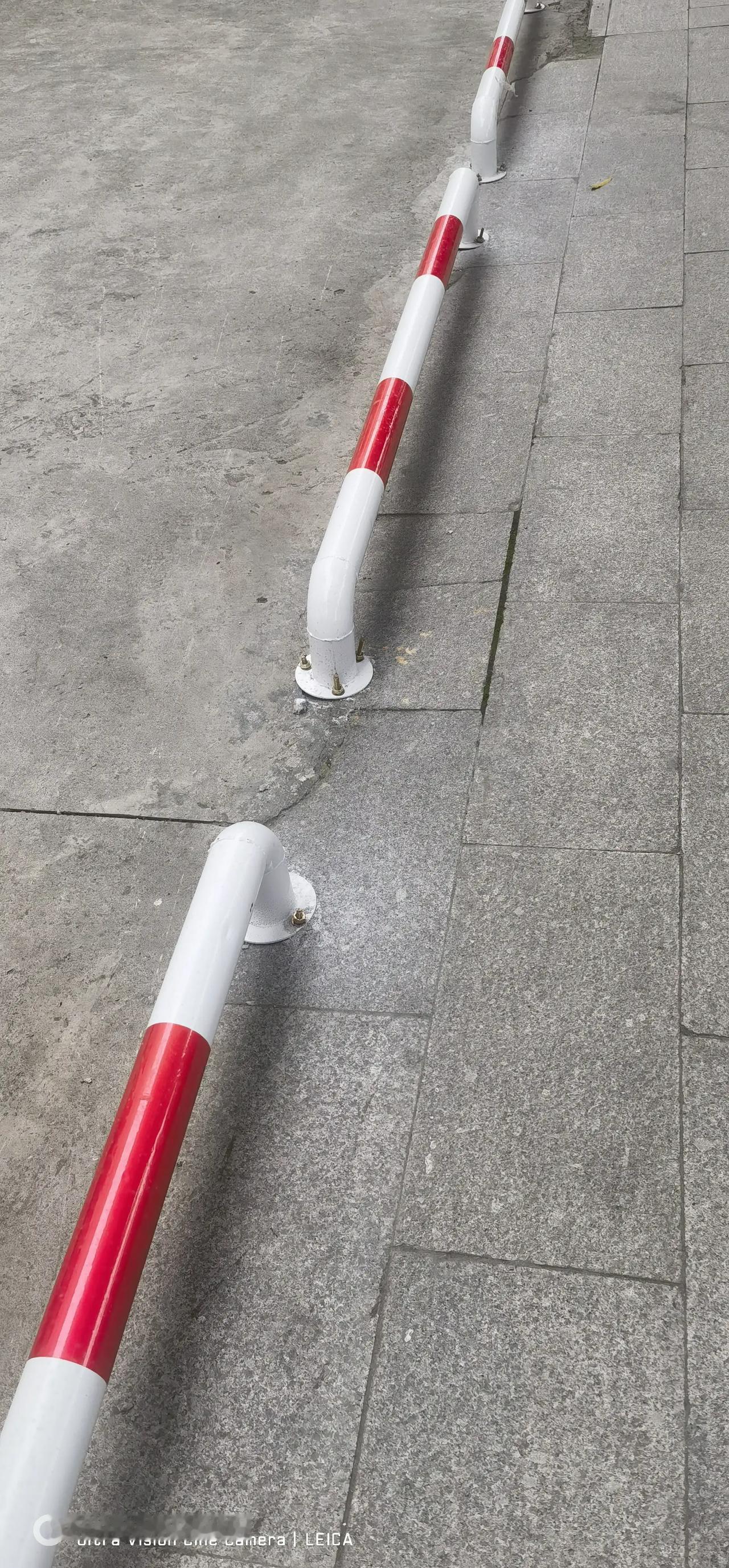 某地好端端的人行道，这段时间都纷纷加上了钢管矮护栏，硬生生把本来不宽敞的路分成两