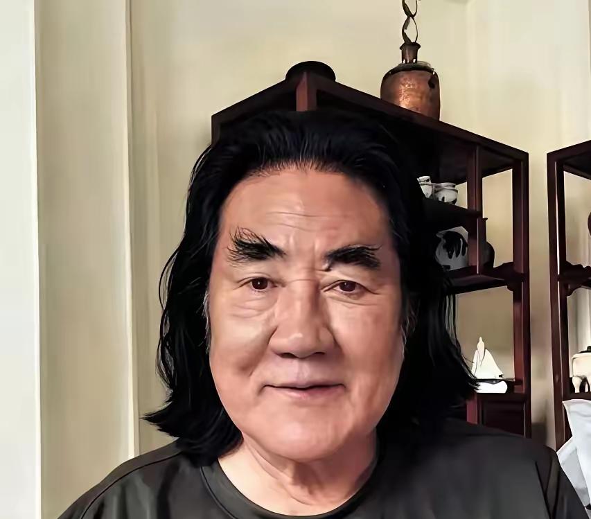 张纪中导演，为了娇妻，染黑了头发，剃掉了胡子，貌似年轻了好几岁，然而年龄毕竟在哪