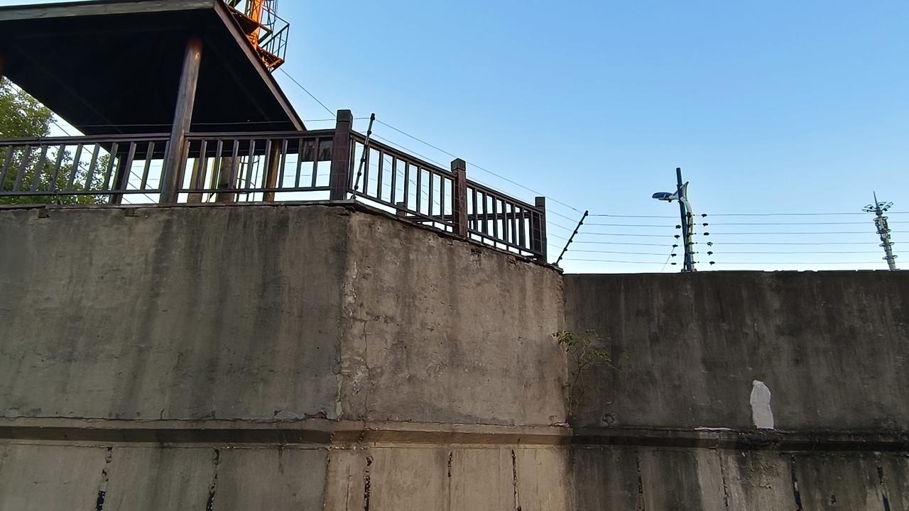 拍友小程一大早发了3张图片给我，让我猜猜这高墙电网的是南京啥地方？我实在猜不出来