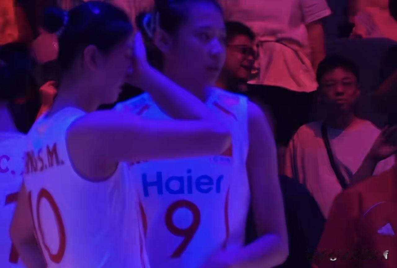 原来中国女排小将们也哭得梨花带雨的[流泪][流泪]杨舒茗赛后哭成了泪人，她自责没
