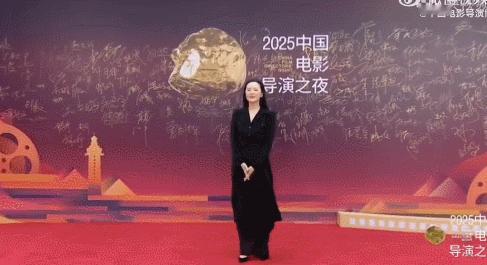 这是55岁的咏梅 中国电影导演之夜的她美到窒息！55岁的咏梅用黑西装演绎干练，微