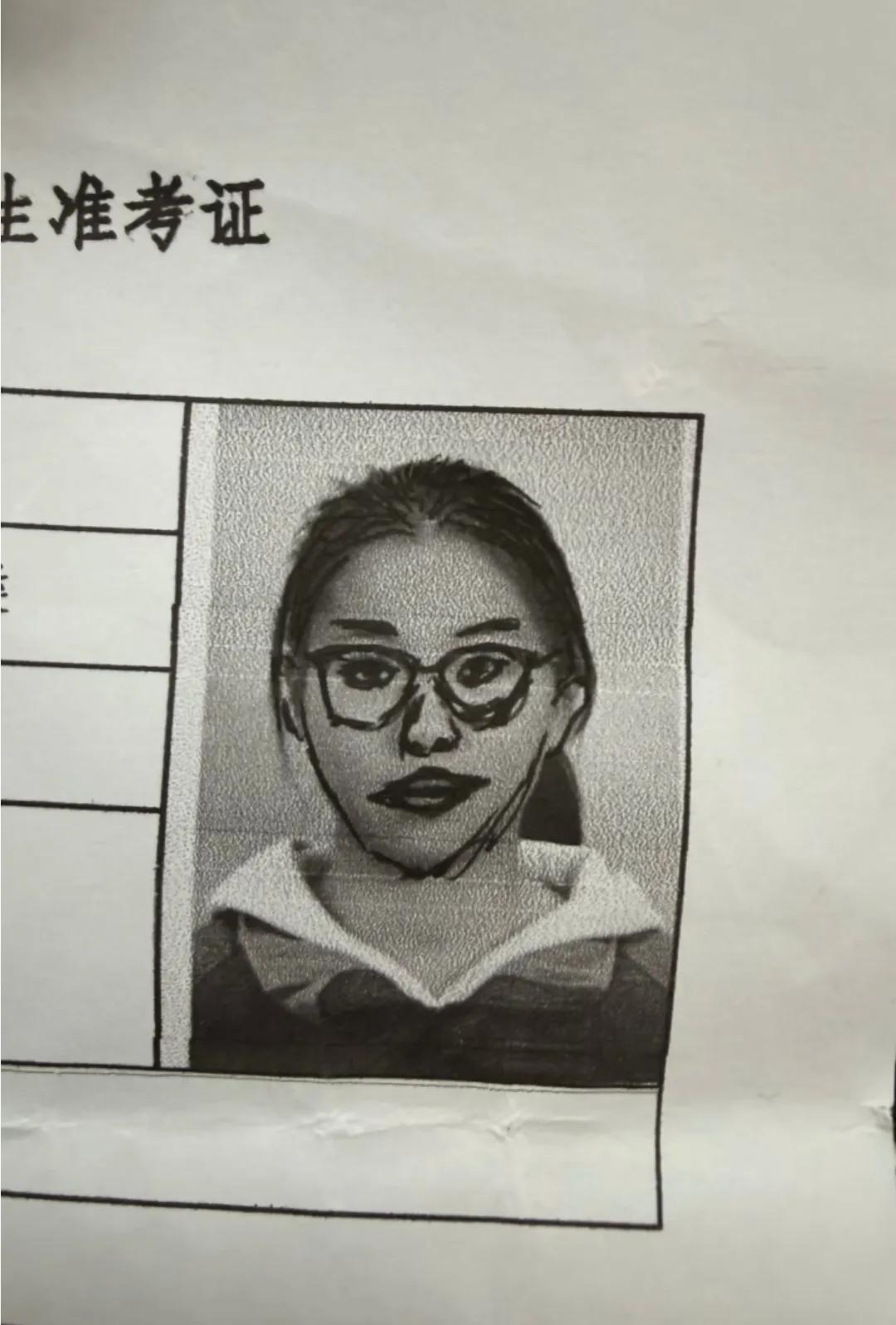 同学，你说你没事画脸干啥？你以为进了考点坐到座位上就无需准考证了，万一核对你的证