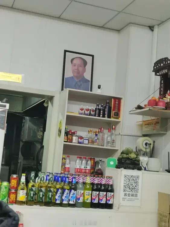 网民同志评论说：每次看到这种表达自己崇拜和敬仰毛主席的文章，底下总有评论说不要神