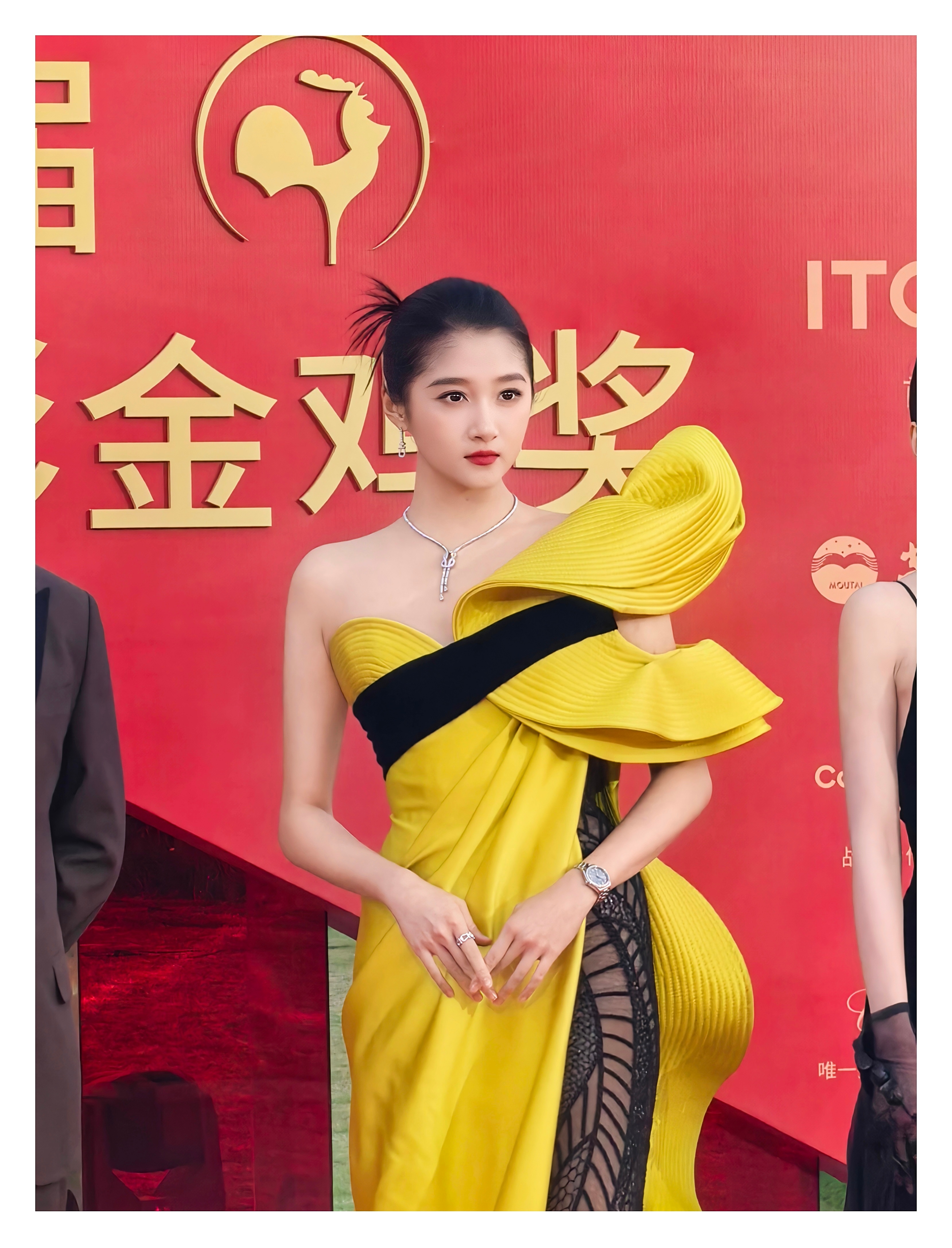 关晓彤你是真美啊！！金鸡奖造型正确✅妆容正确✅，生图状态也是好到犯规，每一帧都是