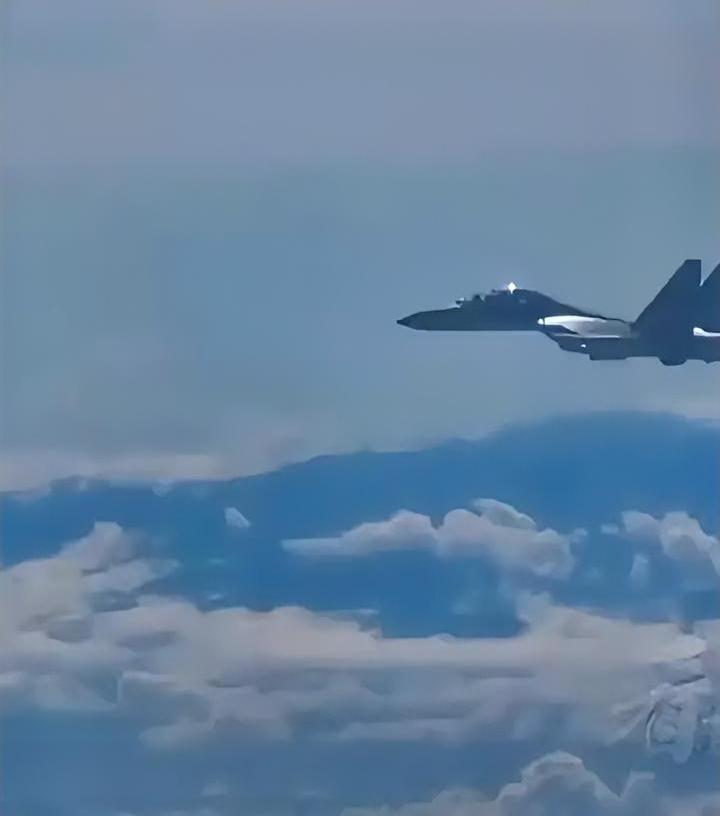 万米高空的台海空域，一场没有硝烟的交锋，让无数国人直呼解气。据央视《看台海》栏目