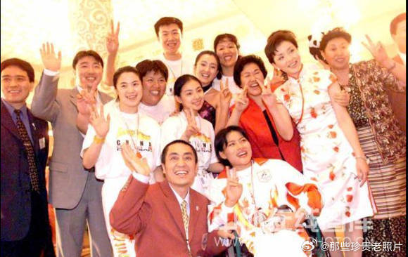 2001年，申奥期间的巩俐与郎平合影 