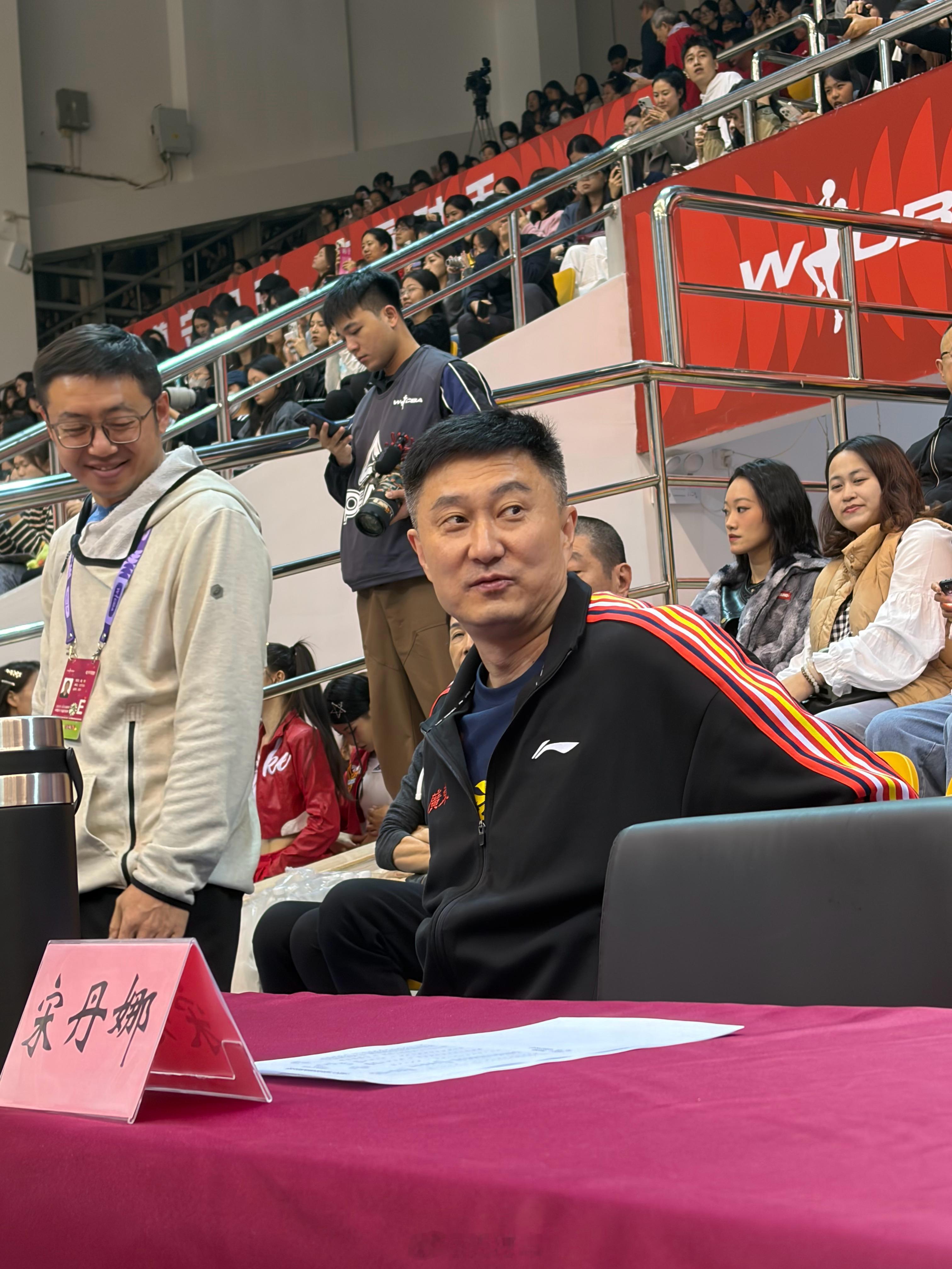 杜锋指导今晚现场观看广东女篮新赛季揭幕战。广东女篮vs江苏女篮wcba 东莞·大
