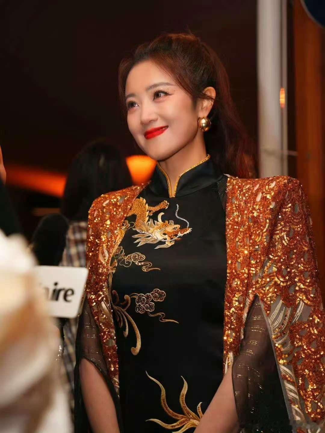 王小玮去完格莱美去戛纳王小玮新歌首唱在戛纳深耕国风走向世界，王小玮先后亮相格莱美