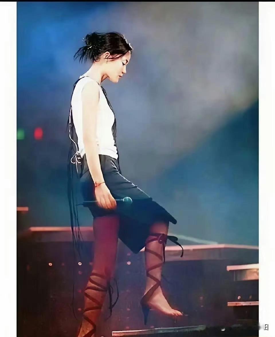 没错，就是这款 香奈儿 2027 早春度假（Cruise）系列 在法国比亚利兹发