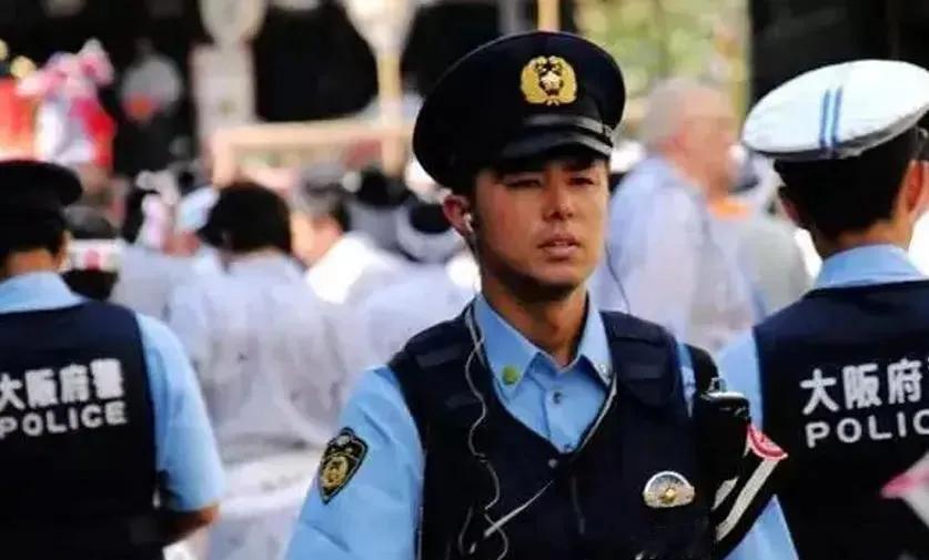 渡边泰子死了，39岁，脖子上勒痕深3.2毫米，舌骨断了。她床头放着东电工作证，包