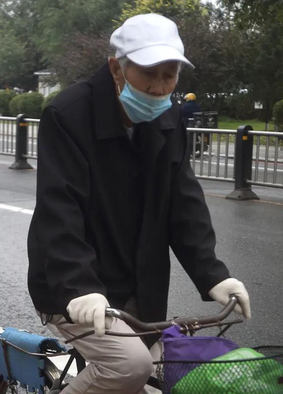 70岁老大爷玩转今日头条，每天只写一句话，篇篇10万+，秘诀惊艳年轻博主！
在这